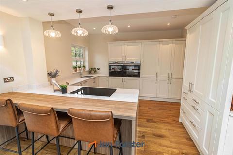 4 bedroom bungalow for sale, Gosforth Park Villas, North Gosforth, Newcastle Upon Tyne