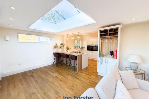 4 bedroom bungalow for sale, Gosforth Park Villas, North Gosforth, Newcastle Upon Tyne