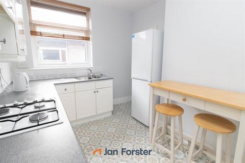 2 bedroom flat to rent, Ferndene Grove, High Heaton, Newcastle Upon Tyne