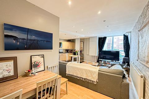 2 bedroom flat for sale, Pensby Road, Heswall, CH60