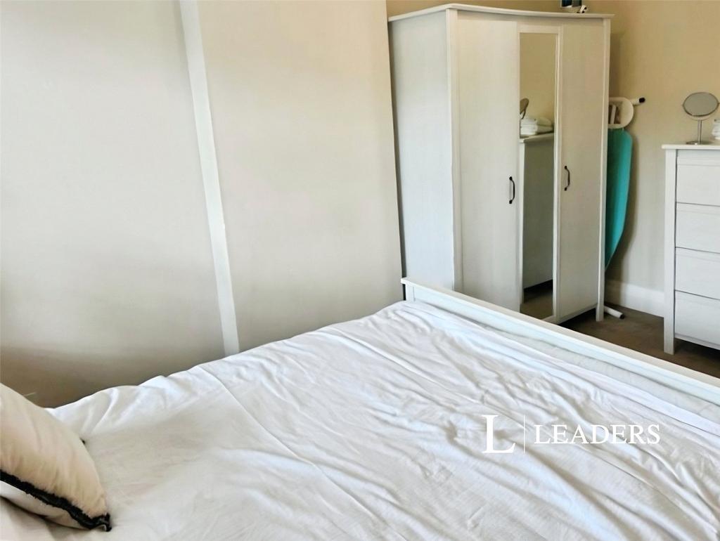 Apartment in Brighton, Round Hill - More