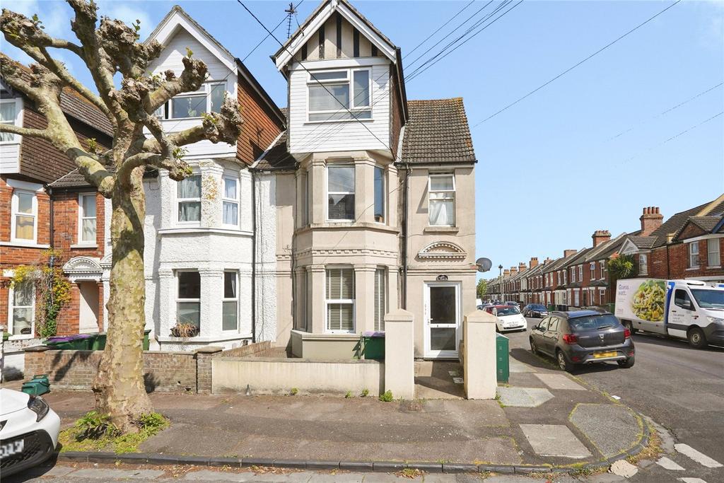 Quested Road, Folkestone, Kent, CT19 2 bed flat for sale - £180,000