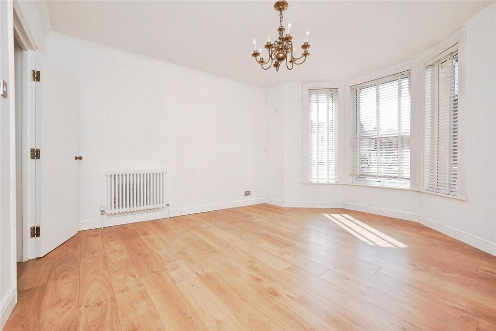 Quested Road, Folkestone, Kent, CT19 2 bed flat for sale - £180,000