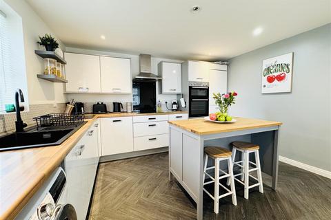 3 bedroom end of terrace house for sale, Gardeners Walk, Skelmanthorpe, Huddersfield, HD8 9GP