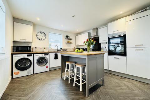 3 bedroom end of terrace house for sale, Gardeners Walk, Skelmanthorpe, Huddersfield, HD8 9GP
