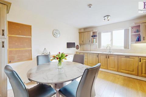 2 bedroom apartment for sale, Heywood Court, Northowram, Halifax