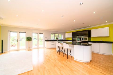 6 bedroom detached bungalow for sale, Wellhead Road, Totternhoe, LU6