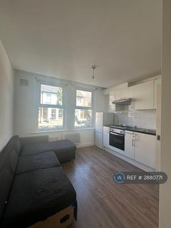 Studio to rent, Rosebery Avenue, London, N17