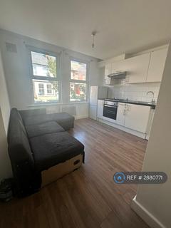 Studio to rent, Rosebery Avenue, London, N17