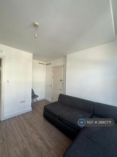 Studio to rent, Rosebery Avenue, London, N17