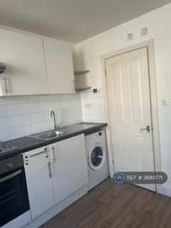 Studio to rent, Rosebery Avenue, London, N17