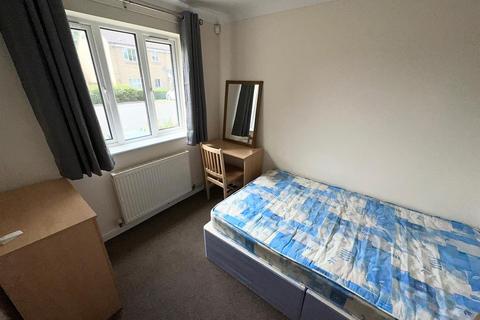 4 bedroom end of terrace house to rent, Buchan Close, Uxbridge,