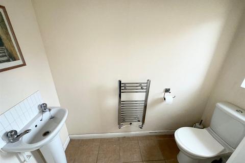 4 bedroom end of terrace house to rent, Buchan Close, Uxbridge,