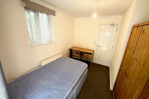 4 bedroom end of terrace house to rent, Buchan Close, Uxbridge,