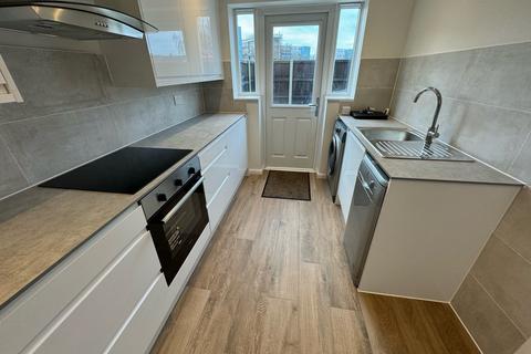 2 bedroom semi-detached house to rent, Lydgate Green, Southampton, SO19