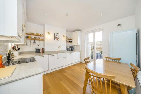 2 bedroom flat for sale, Iveley Road, London SW4