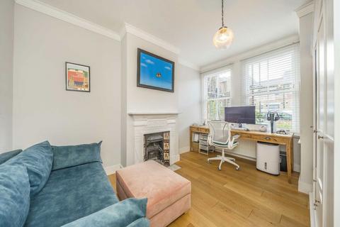 2 bedroom flat for sale, Iveley Road, London SW4