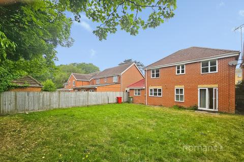 4 bedroom detached house to rent, Hurworth Avenue, Langley, Slough, SL3