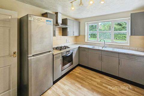 4 bedroom detached house to rent, Hurworth Avenue, Langley, Slough, SL3