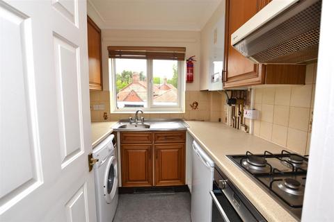 2 bedroom flat to rent, Tenison Court, Eaton