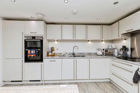 2 bedroom flat for sale, Cornwell Avenue, Crawley, RH10