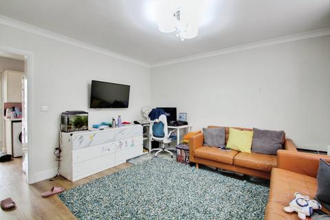3 bedroom terraced house to rent, Ryvers Road, Langley SL3