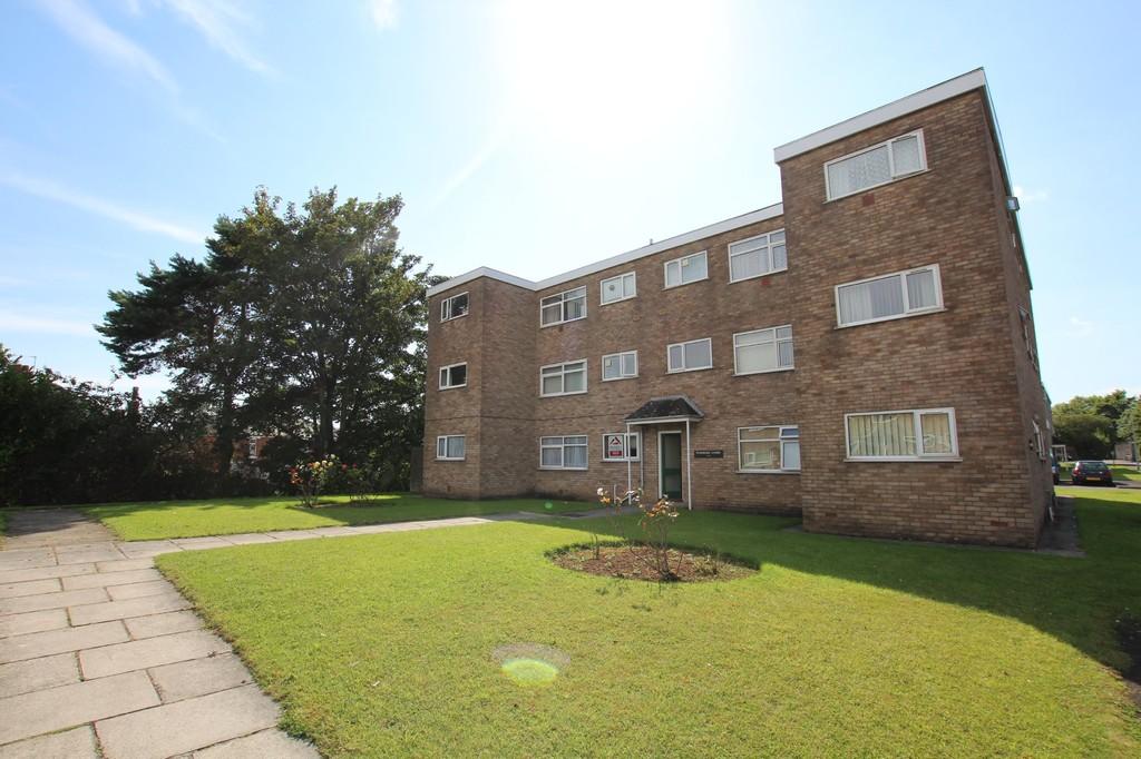 Curlew Close, Whitchurch, Cardiff 2 bed flat to rent - £ ...