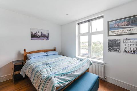 undefined, Chiswick High Road, Chiswick, London, W4