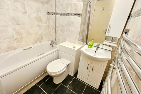 1 bedroom flat for sale, Rockingham Close, Uxbridge, Middlesex, UB8