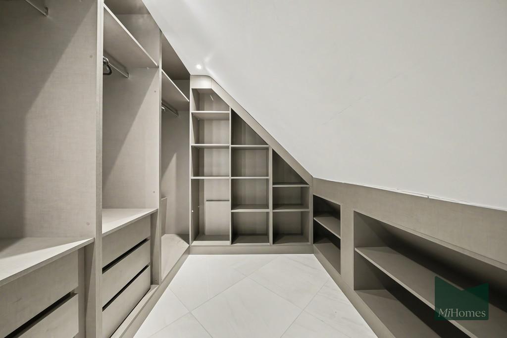 Walk-in wardrobe