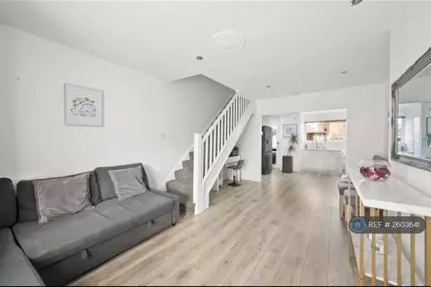 2 bedroom terraced house to rent,