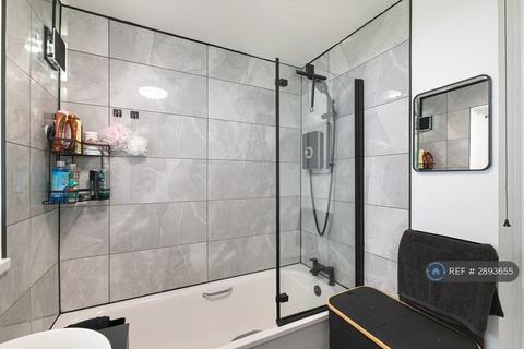 1 bedroom flat to rent, Hamilton Drive, Romford, RM3