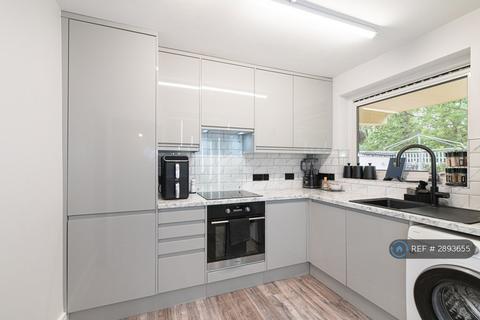 1 bedroom flat to rent, Hamilton Drive, Romford, RM3