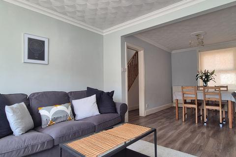 3 bedroom end of terrace house to rent, INNER AVENUE, SO14