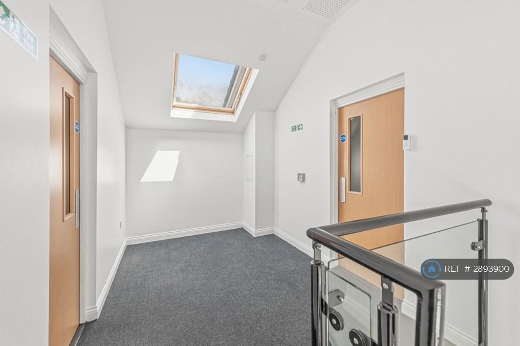 Apartment in Leeds, Killingbeck, West Yorkshire - View 5