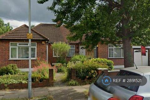 2 bedroom bungalow to rent, North View, Pinner, HA5