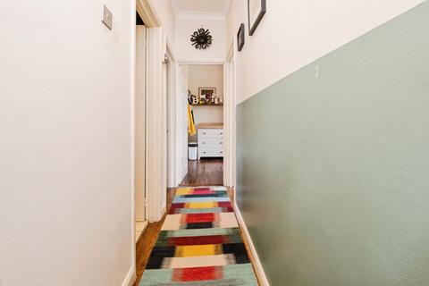 2 bedroom flat for sale, Hainault Road, London, E11