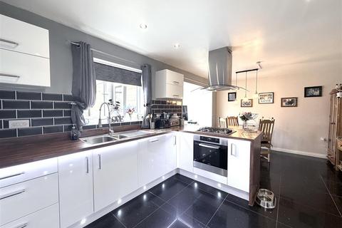 4 bedroom detached house for sale, Black Myres Close, Bradford BD13