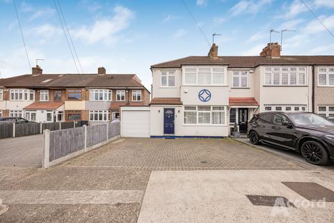 3 bedroom end of terrace house for sale, Heather Way, Romford, RM1