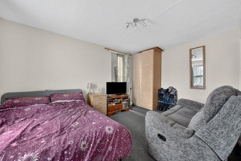 1 bedroom flat for sale, Colburn Crescent, Surrey GU4