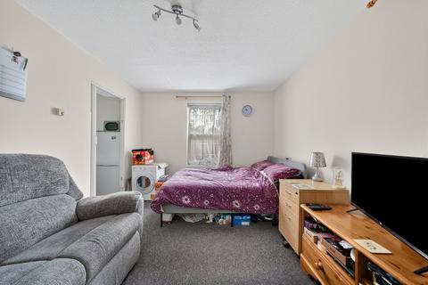 1 bedroom flat for sale, Colburn Crescent, Surrey GU4