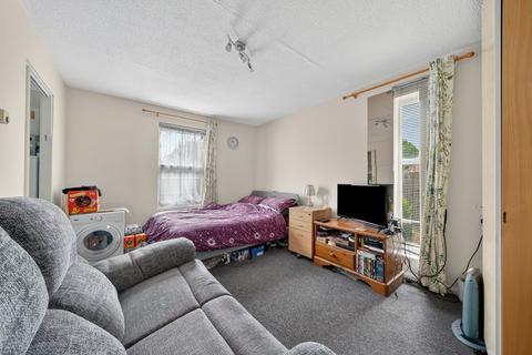 1 bedroom flat for sale, Colburn Crescent, Surrey GU4