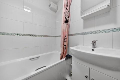 1 bedroom flat for sale, Colburn Crescent, Surrey GU4