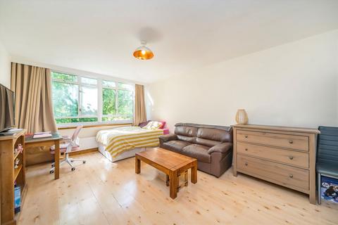 Studio for sale, Churchill Gardens, London SW1V