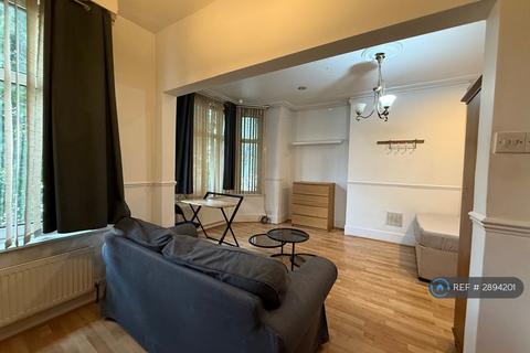 1 bedroom in a flat share to rent, High Road, Wood Green, N22