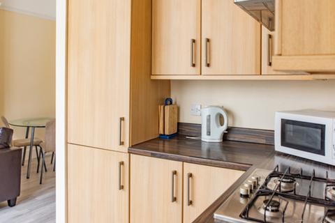 3 bedroom house share to rent, 10 Lipson Road, Flat 1