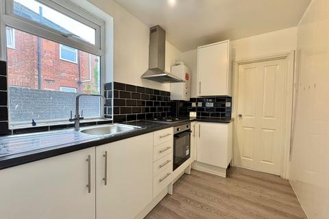2 bedroom flat to rent, 82, Thompson Road SR5