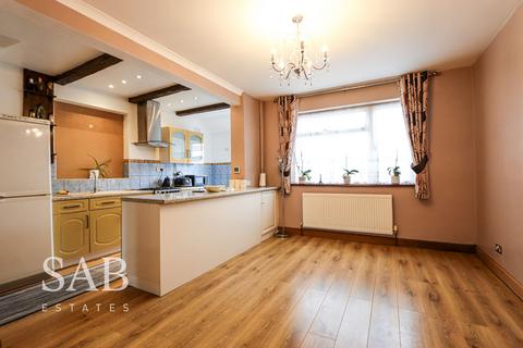 4 bedroom semi-detached house to rent, Neal Avenue, Southall, UB1