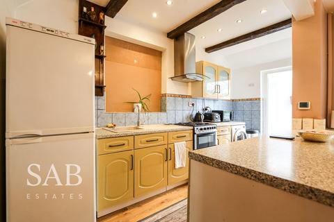4 bedroom semi-detached house to rent, Neal Avenue, Southall, UB1
