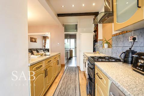 4 bedroom semi-detached house to rent, Neal Avenue, Southall, UB1